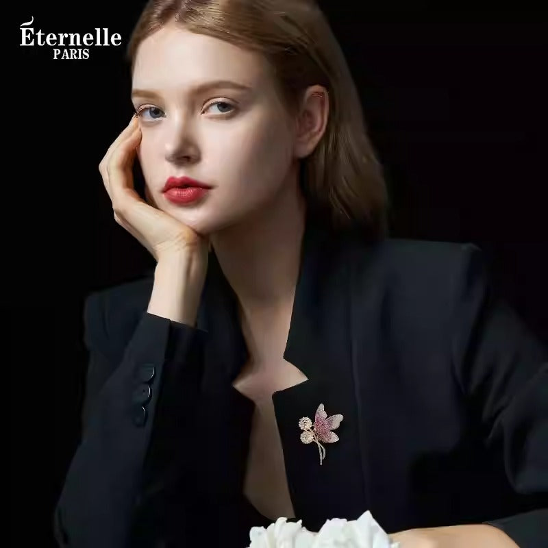 Broche Papillon sur La Fleur - Éternelle Paris