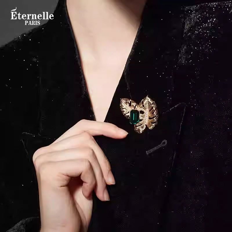 Broche Feuille Élégante en Cristal Vert - Éternelle Paris